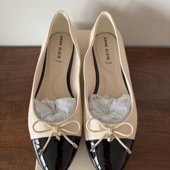 Anne Klein Off White and Black Flats with Cap Toe Box size 9 like new - Picture 1 of 5